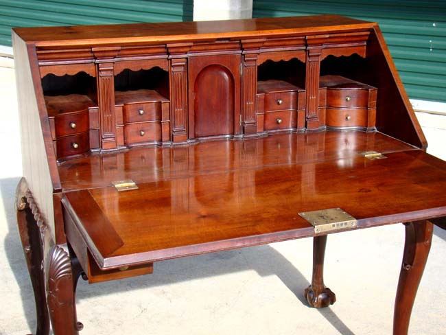 An 18th century Irish mahogany slant-front desk on cabriole legs circa 1750 — image 2